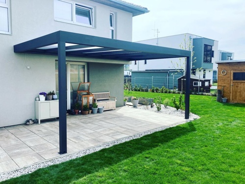 Pergola se šikmou střechou