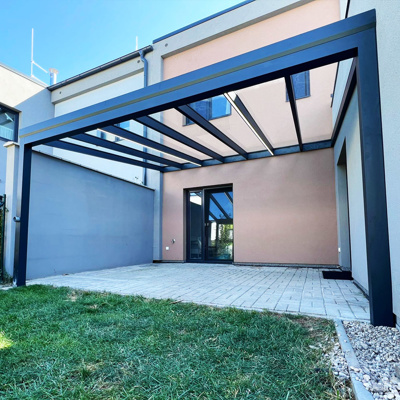 Pergola se šikmou střechou
